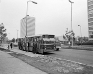855098 Afbeelding van een autobus van stadsbuslijn 4B (Ringlijn Zuid), op een halte aan de Beneluxlaan Utrecht.